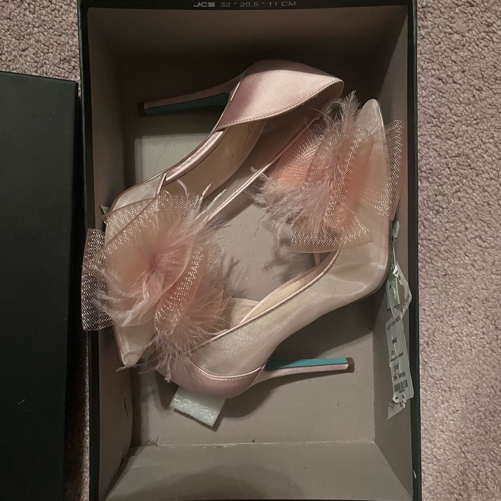 Betsey Johnson feather bow Heels with Tulle Bow - NEW WITH BOX